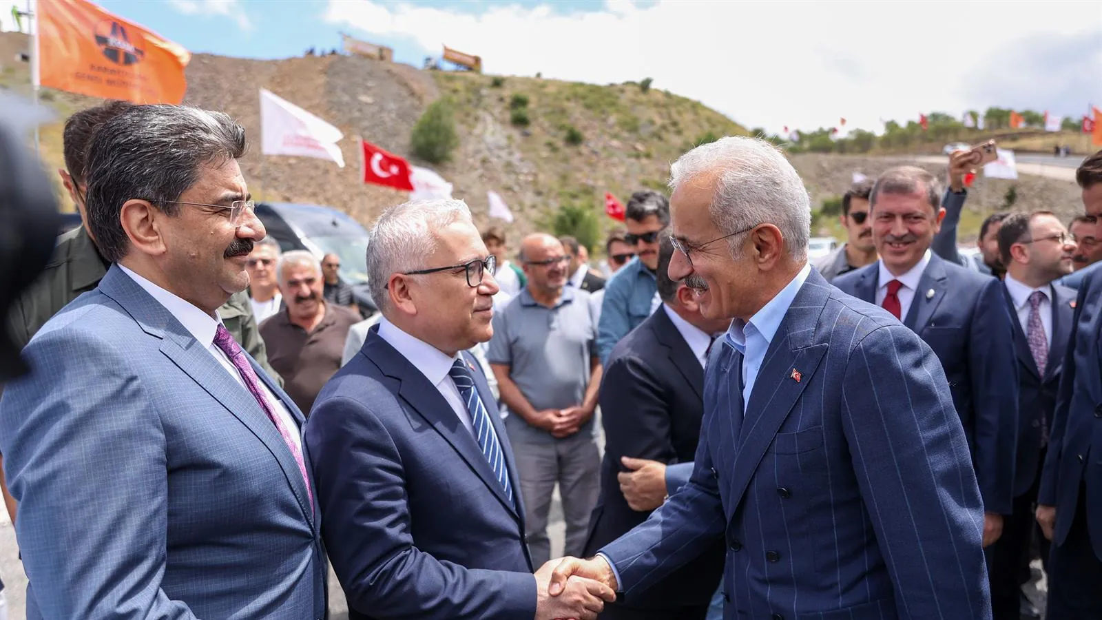 Çamlıbel Tüneli temel atma programında bir araya gelen yetkililer ve katılımcılar