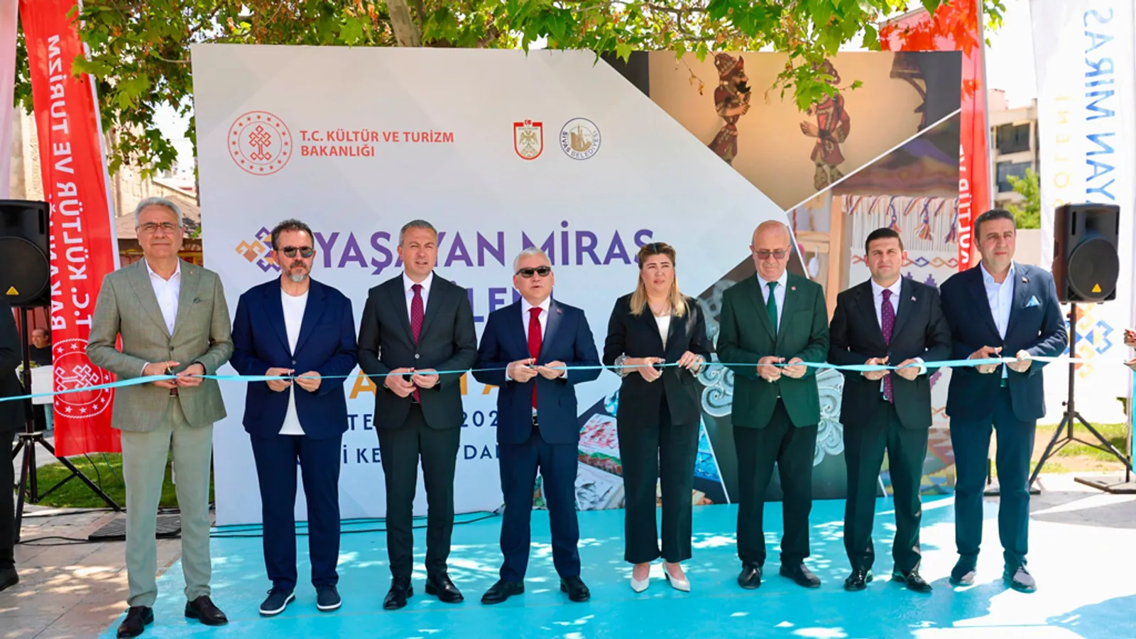 Sivas Yaşayan Miras Şöleni açılışında kurdele kesen protokol üyeleri